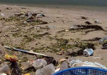沙灘上成堆垃圾
