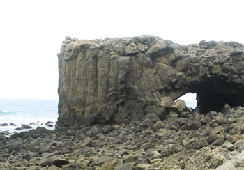 小門嶼的鯨魚洞為一海蝕拱門